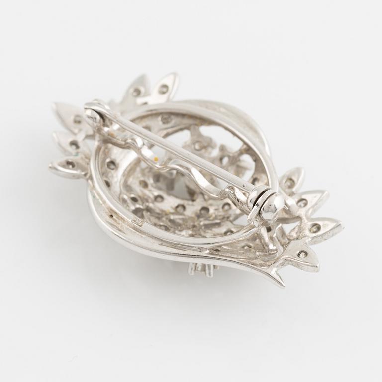 Brosch, vitguld och briljanstlipade diamanter.