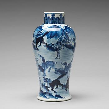 950. A blue and white vase, Qing dynasty, 19th Century.