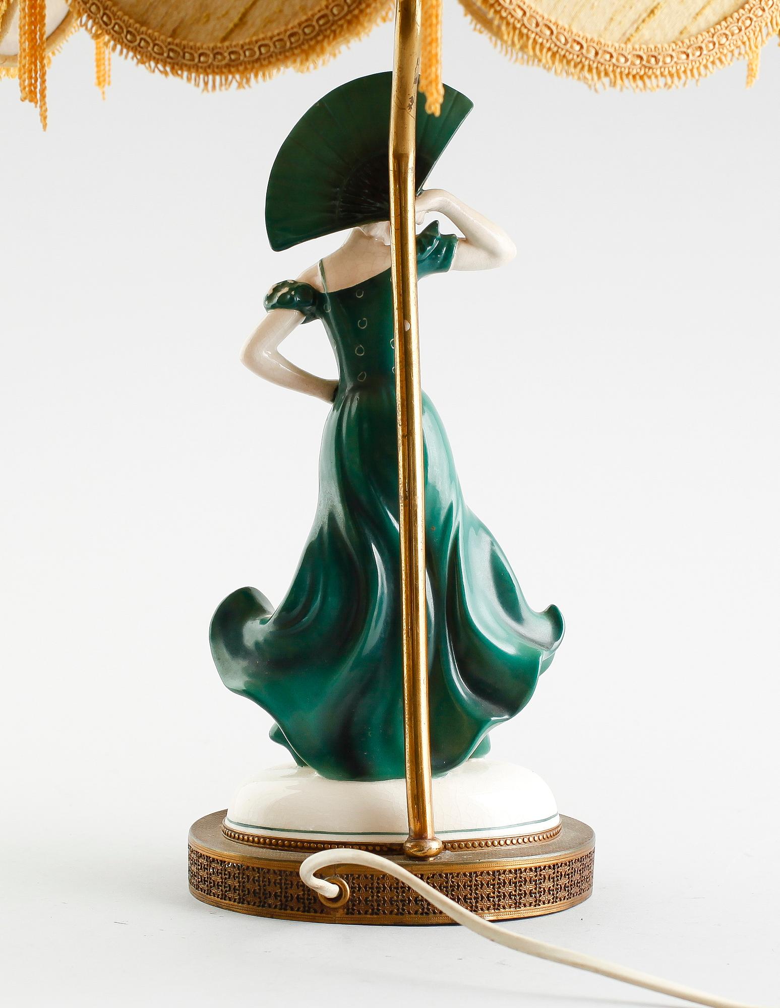 BORDSLAMPA, porslin och mässing, art déco, 1900-talets första hälft.