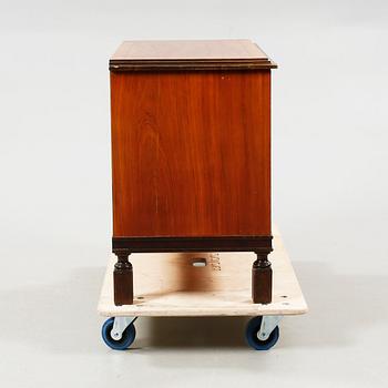 A 1920/30s chest of drawers.