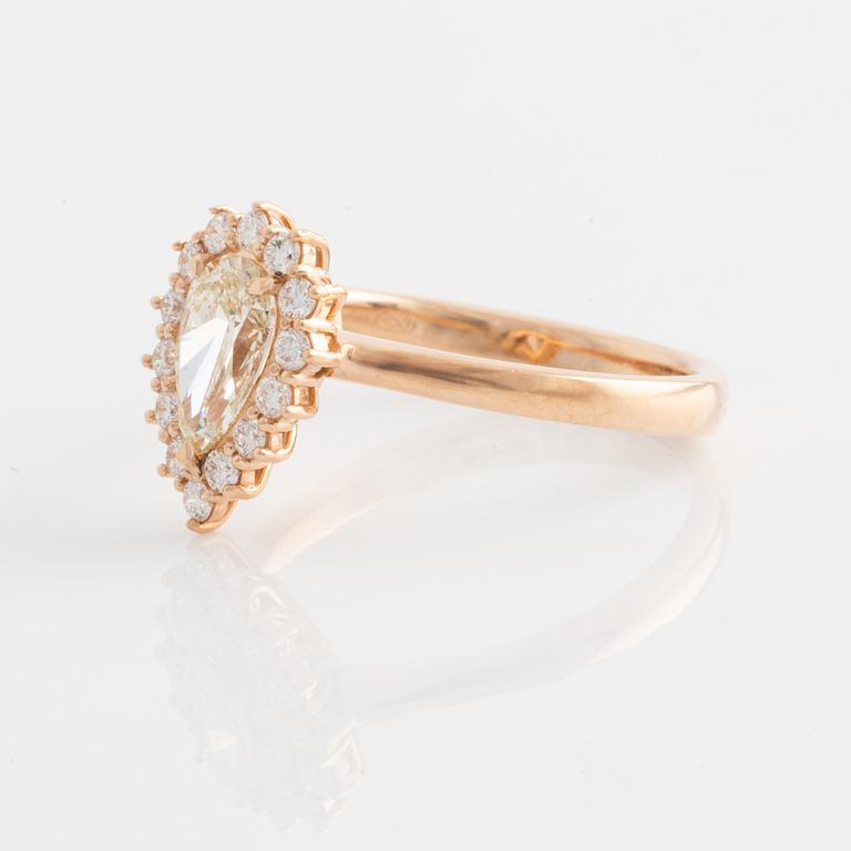 Ring with pear-shaped diamond 0.70 ct. accompanied by GIA dossier.