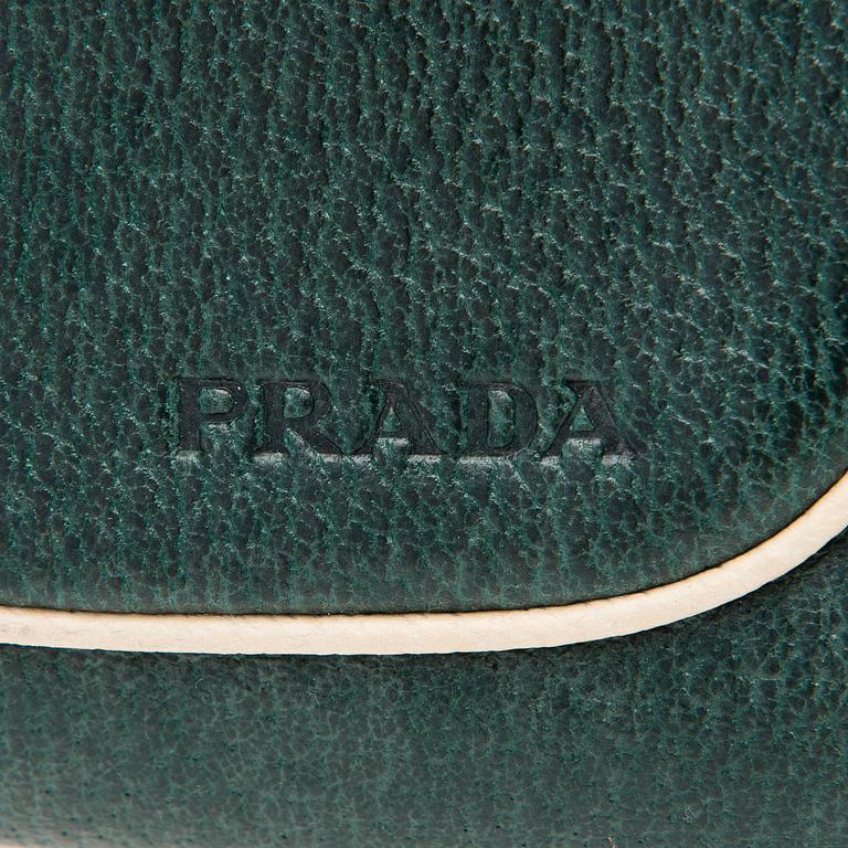 PRADA, AXELVÄSKA.