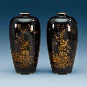 1637. VASER, ett par, porslin. Sen Qing dynasti.