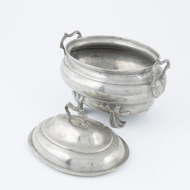 A pewter tureen, mark of Martin Gustaf Moberg, Jönköping 1786.