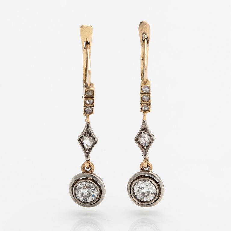 A pair of 14K gold earrings with old- and rose-cut diamonds. Kyiv 1908-1926.