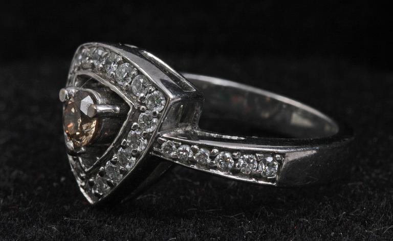 RING, vitguld 18 K med diamanter.