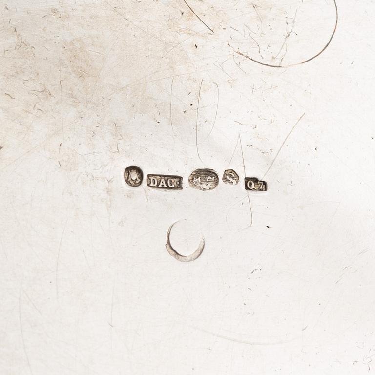 Tekanna med rechaud, gräddsnipa och sockerskål, silver, Stockholm 1918-1920. Rokokostil.