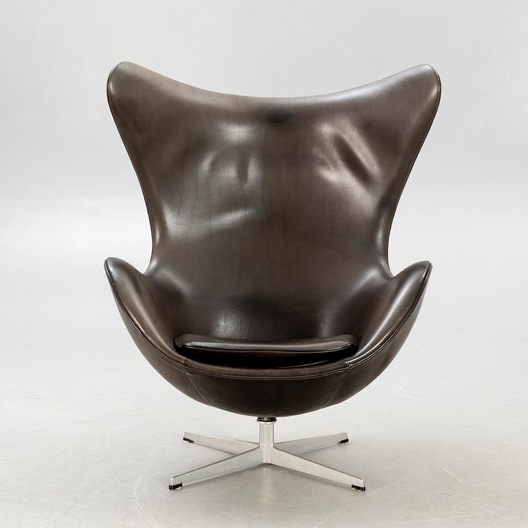 An Arne Jacobsen, aluminium and leather armchair, "Ägget" for Fritz Hansen designed in 1958.