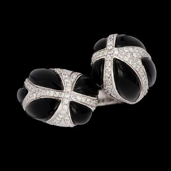 107. A black enamel and brilliant cut diamond ring, tot. 1.05 cts.