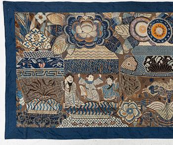 Antikt kinesiskt sidenbroderi, sen Qingdynasti, ca 300 x 88 cm.