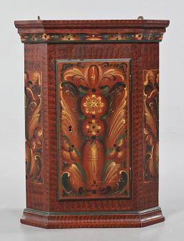 HÖRNSKÅP, allmogestil, 1900-tal.