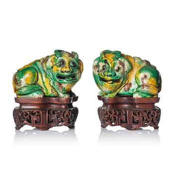 1085. Figuriner, två stycken, porslin. Qingdynastin, Kangxi (1662-1722).