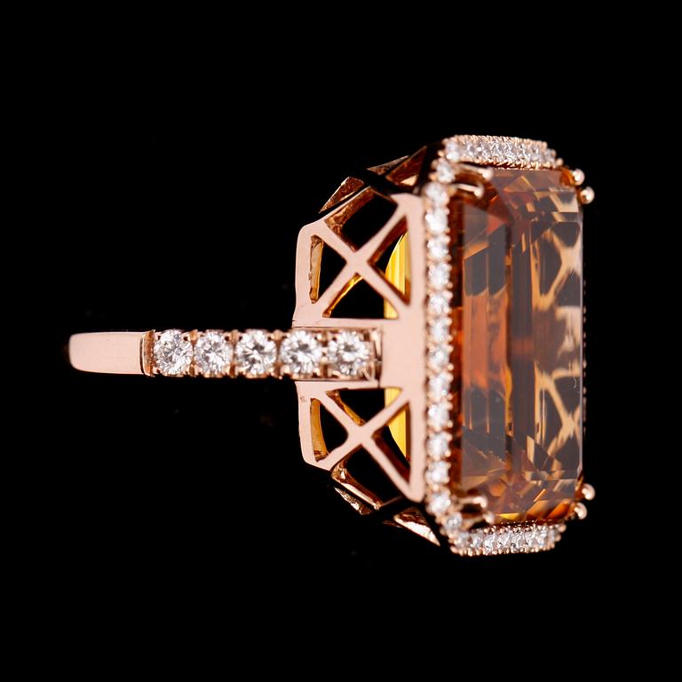 RING, 18 k roséguld, stor fasetterad citrin ca 15.75 ct samt briljantslipade diamanter tot ca 0.90 ct.