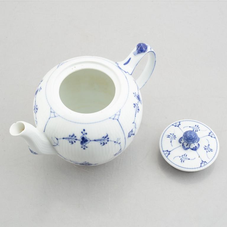 A teapot, a teacaddy and five cups with saucers, "Blue Fluted" / "Musselmalet", Royal Copenhagen, 1898-1923 and later.