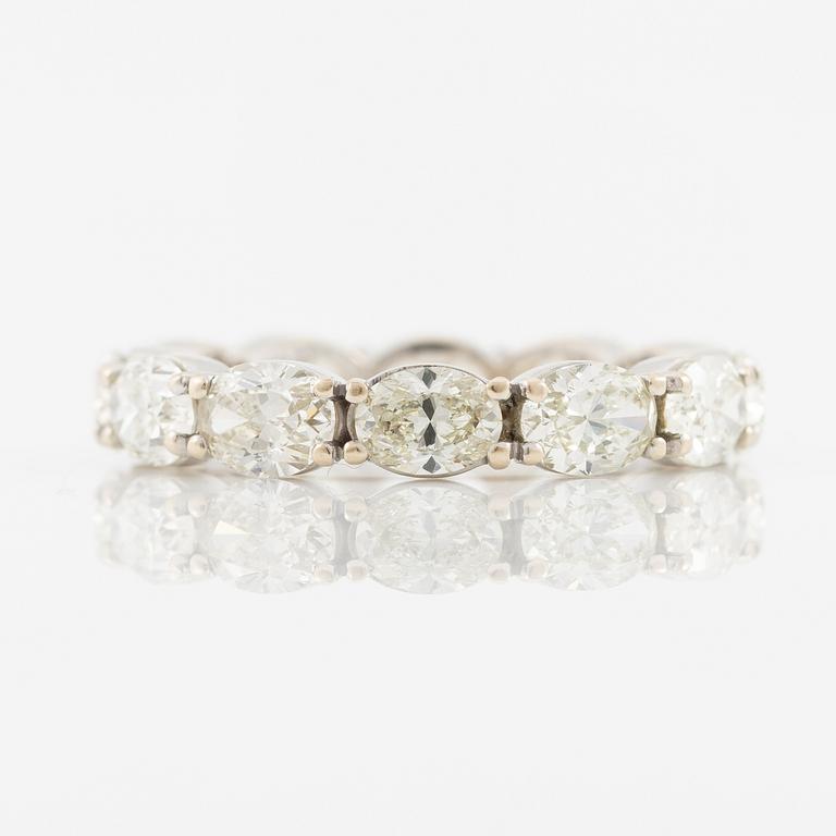 Ring, helallians, 18K vitguld med ovalslipade diamanter.