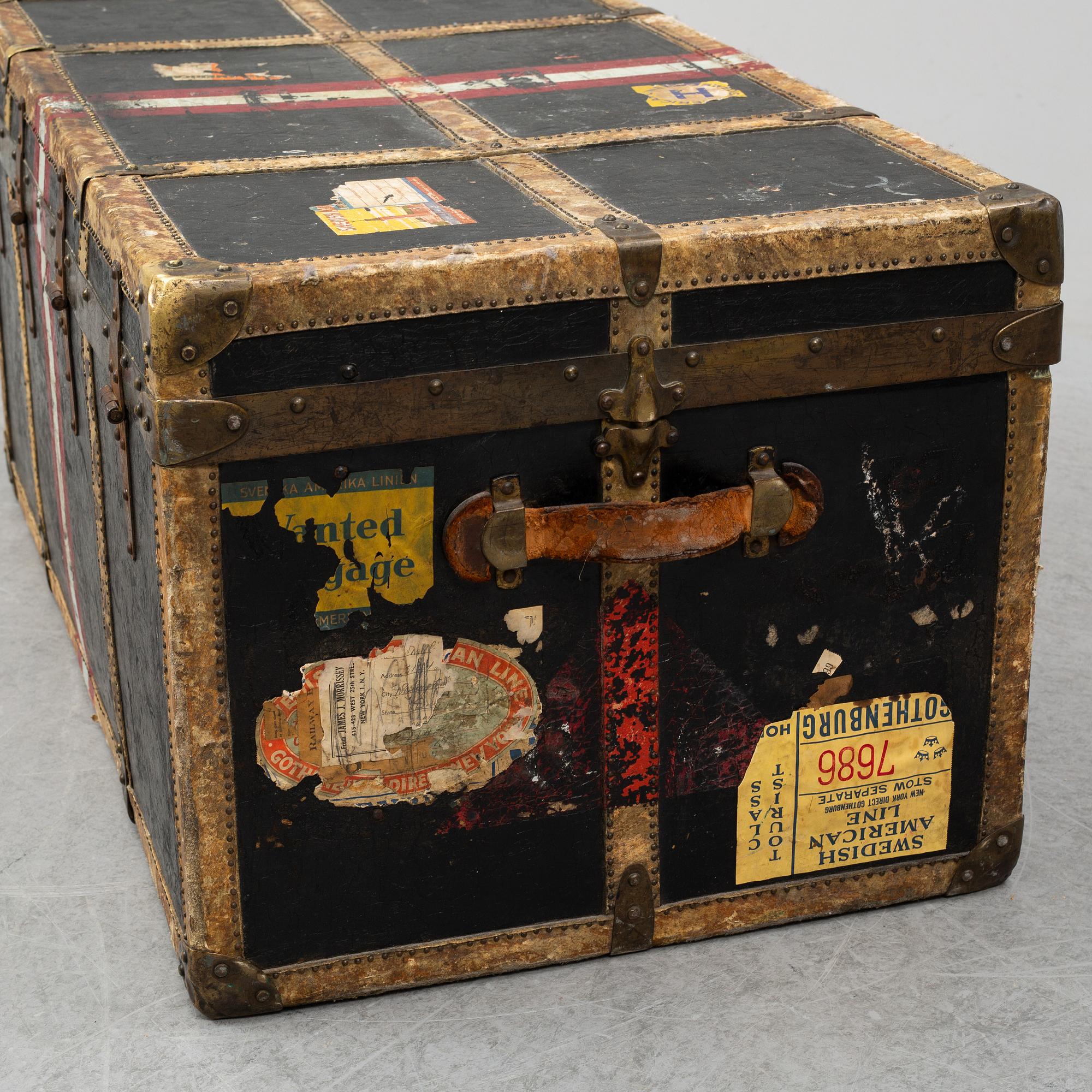 TRUNK, John Cattnach, New York, early 20th century. Signed with label.