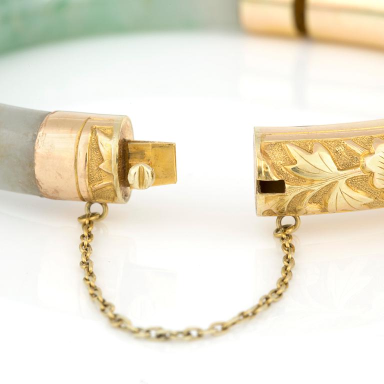 ARMBAND, jade och 14 k guld. Total vikt 36 gr.
