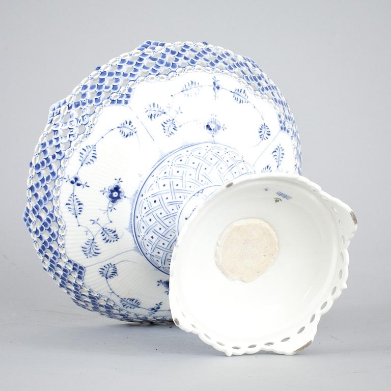 SKÅL på FOT, porslin, "Musselmalet", Royal Copenhagen.
