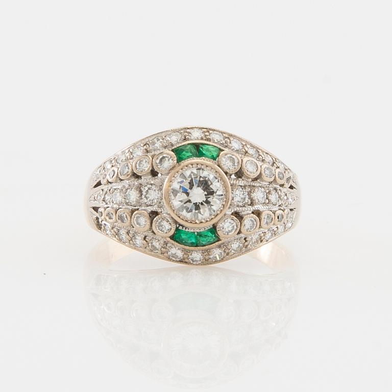 Ring in 18K gold set with round brilliant-cut diamonds and faceted emeralds, Art Deco, first quarter of the 20th century.