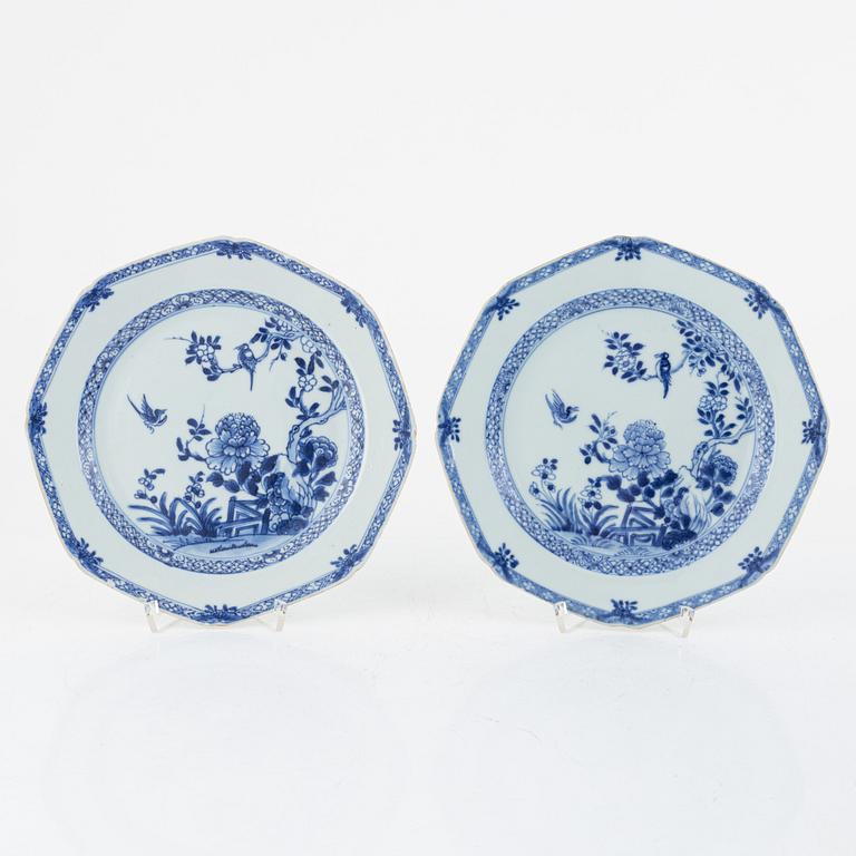 A Chinese blue and white export porcelain serving dish and two plates, Qing dynasty, Qianlong (1736-95).