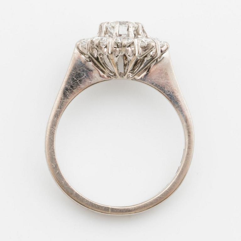 BRILJANTRING 18K vitguld m 1 briljant ca 0,55 ct TW VS, samt 10 mindre briljanter ca 0,70 ct TW SI.