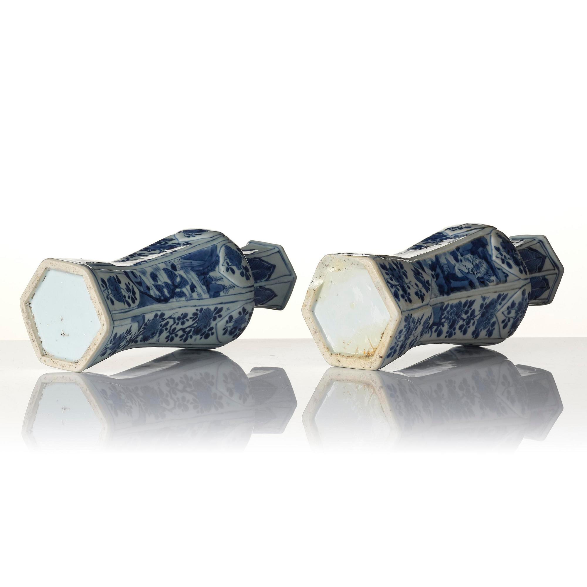 A pair of blue and white vases, Qing dynasty, Kangxi (1662-1722).