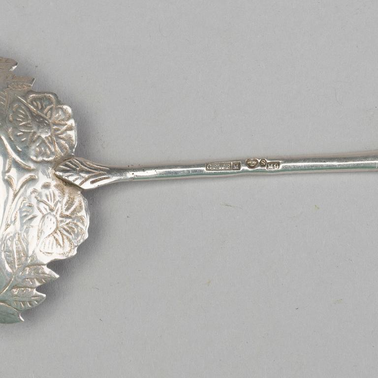 SOCKERSTRÖARE, 1855 och TÅRTSPADE, 1962, silver. Total ca 108 gram.