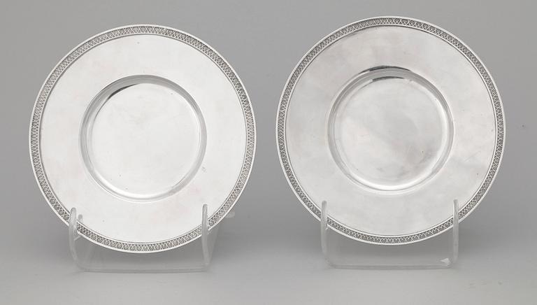 TALLRIKAR, ett par, sterlingsilver, Borgila, Stockholm 1931-34. Totalvikt ca 430 gram.