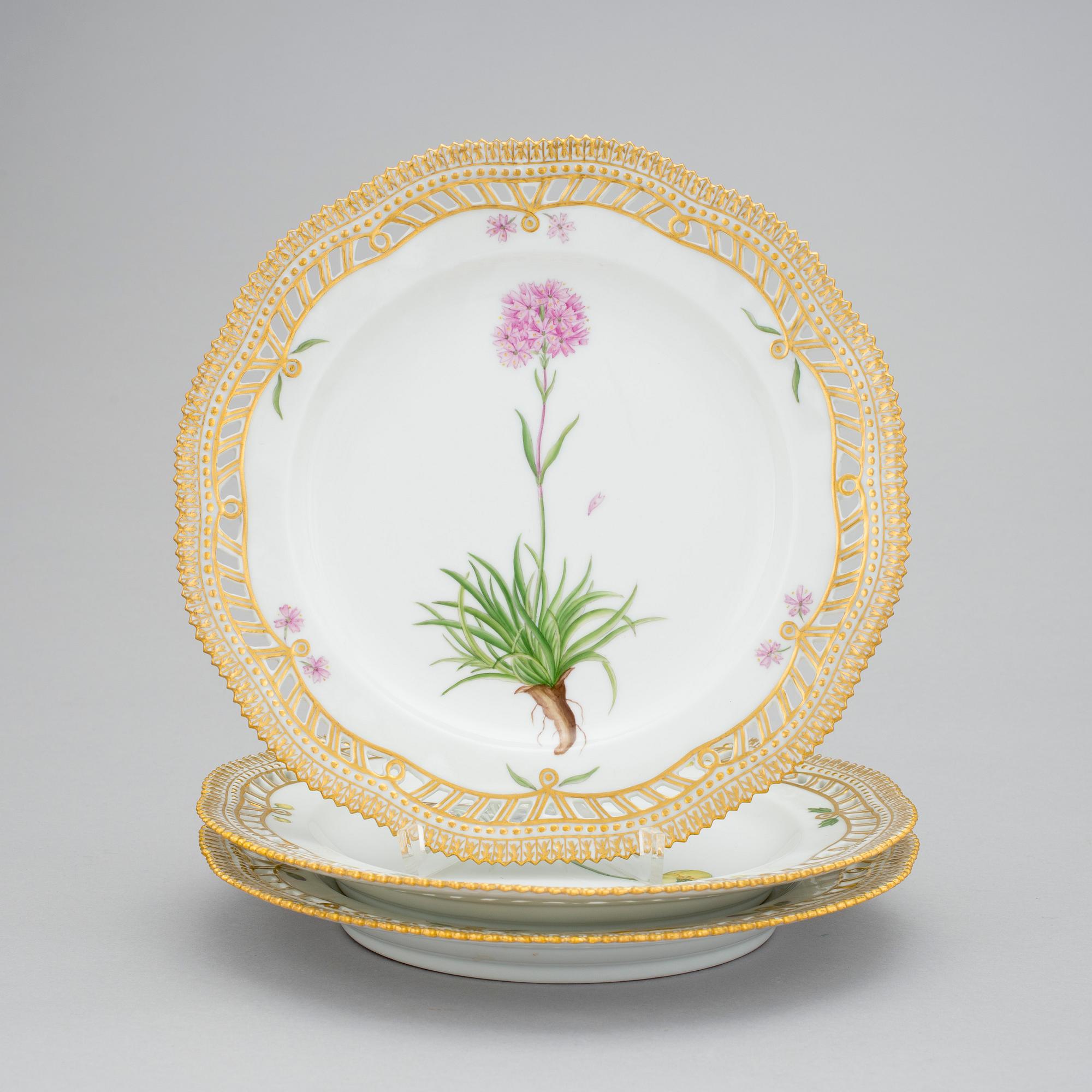 A set of 8 Royal Copenhagen 'Flora Danica' dessert dishes, Denmark, 20th Century.