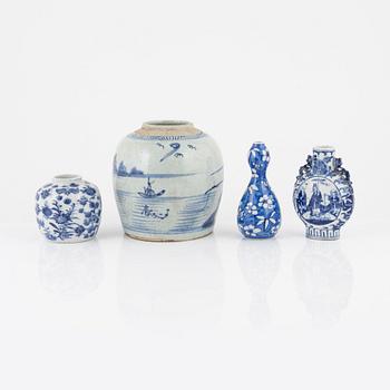 Bojaner, två stycken samt vaser, två stycken, porslin, Kina, 1800-/1900-tal.