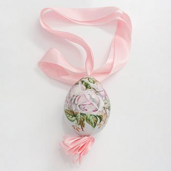 A Russian porcelain Easter egg from around the turn of the 20th Century.