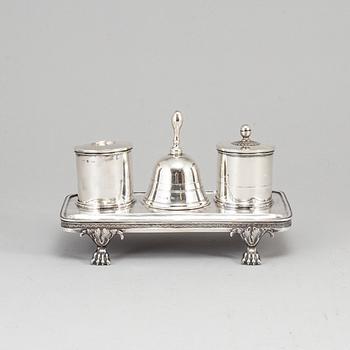 Gustaf Åkerman, skrivställ, silver, Stockholm 1824. Pingla av Pehr Zethelius, Stockholm 1796.