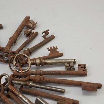 A COLLECTION OF CAST IRON KEYS, 18th/19th century.