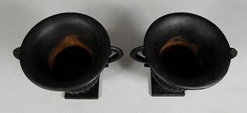 TRÄDGÅRDSURNOR, 1 par, gjutjärn, Stafsjö Bruk.