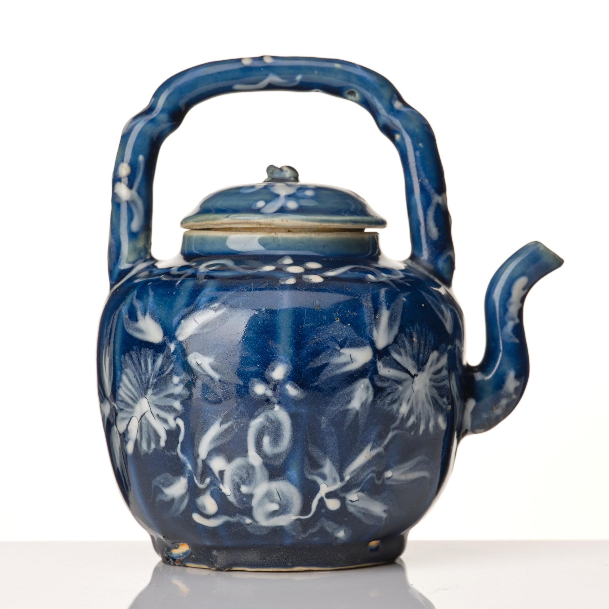 Vinkanna med lock, porslin. Mingdynastin (1368-1644).