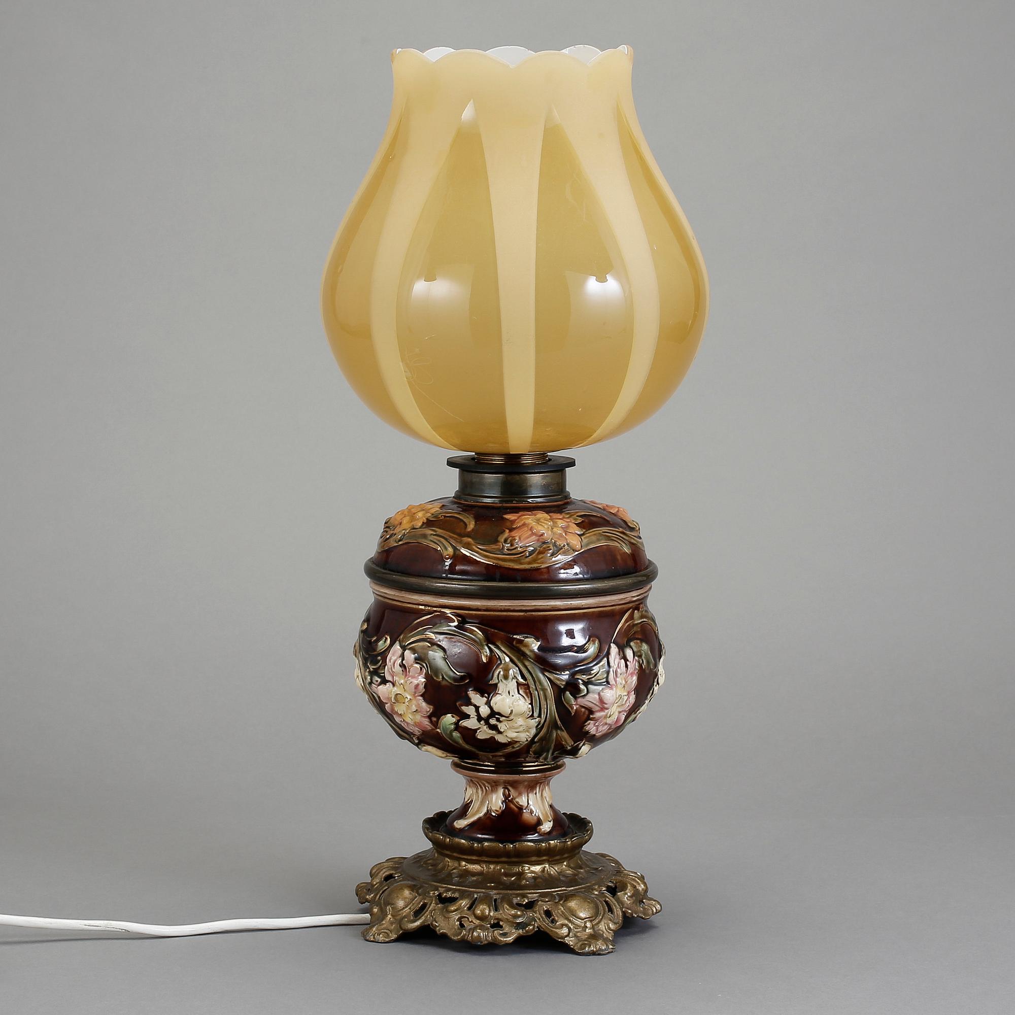 BORDSFOTOGENLAMPA, majolika, omkring sekelskiftet 1900.