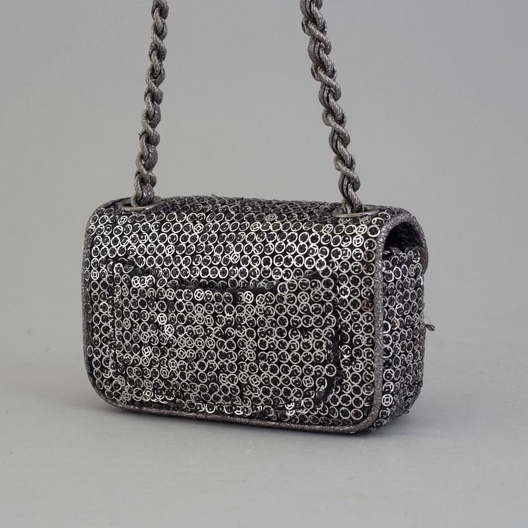 A sequin Flap-bag from Chanel.