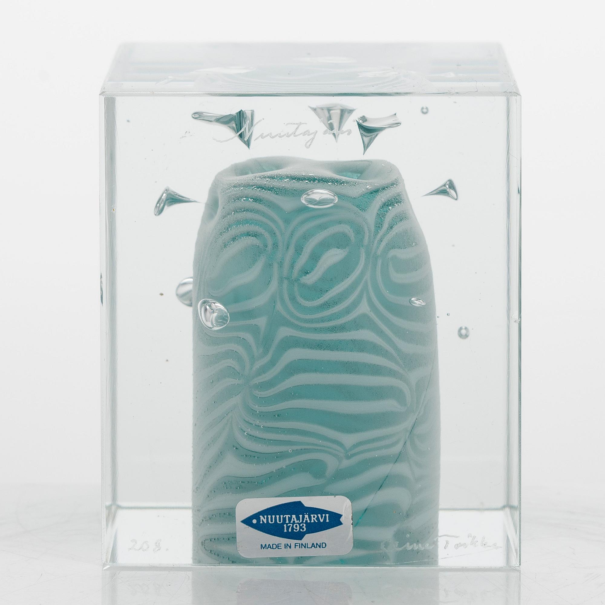 Oiva Toikka, lasikuutio, signeerattu Oiva Toikka, Nuutajärvi, numeroitu 208.
