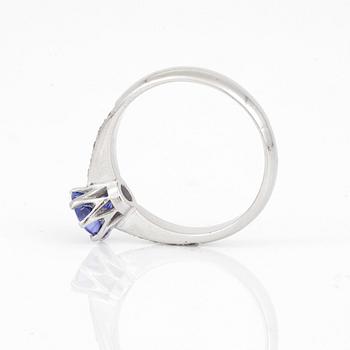 RING, Med fasettslipad tanzanit ca 0.74 ct och diamanter totalt ca 0.16 ct.