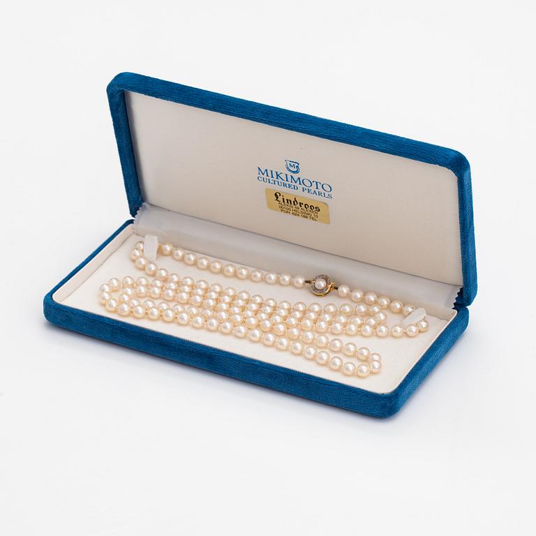 Pärlcollier, odlade pärlor, 14K guld och diamanter ca 0.01 ct tot. Mikimoto, Japan.