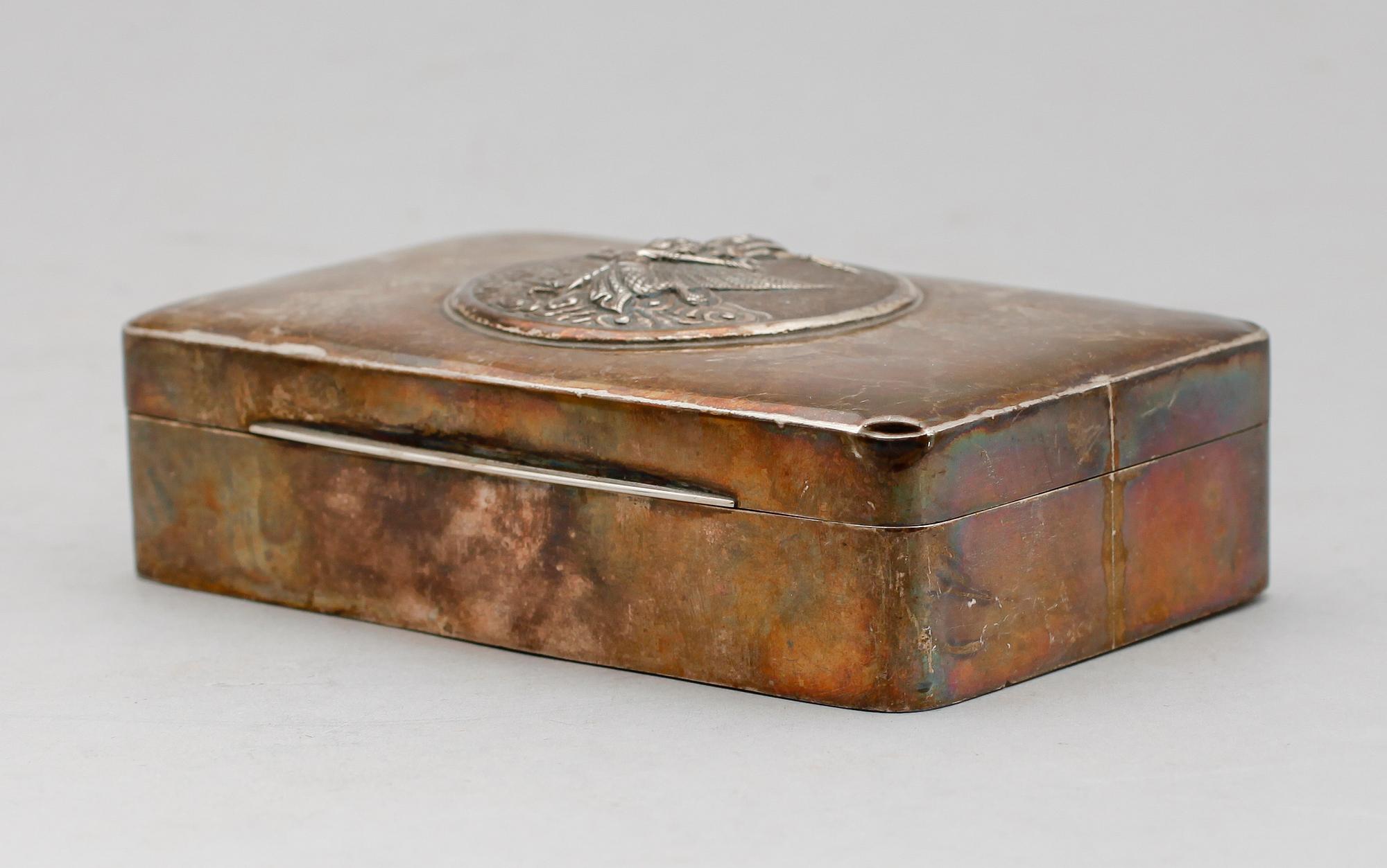 CIGARRLÅDA,  sterlingsilver, Siam, 1900-talets första hälft. Vikt med inredning ca 282 g.