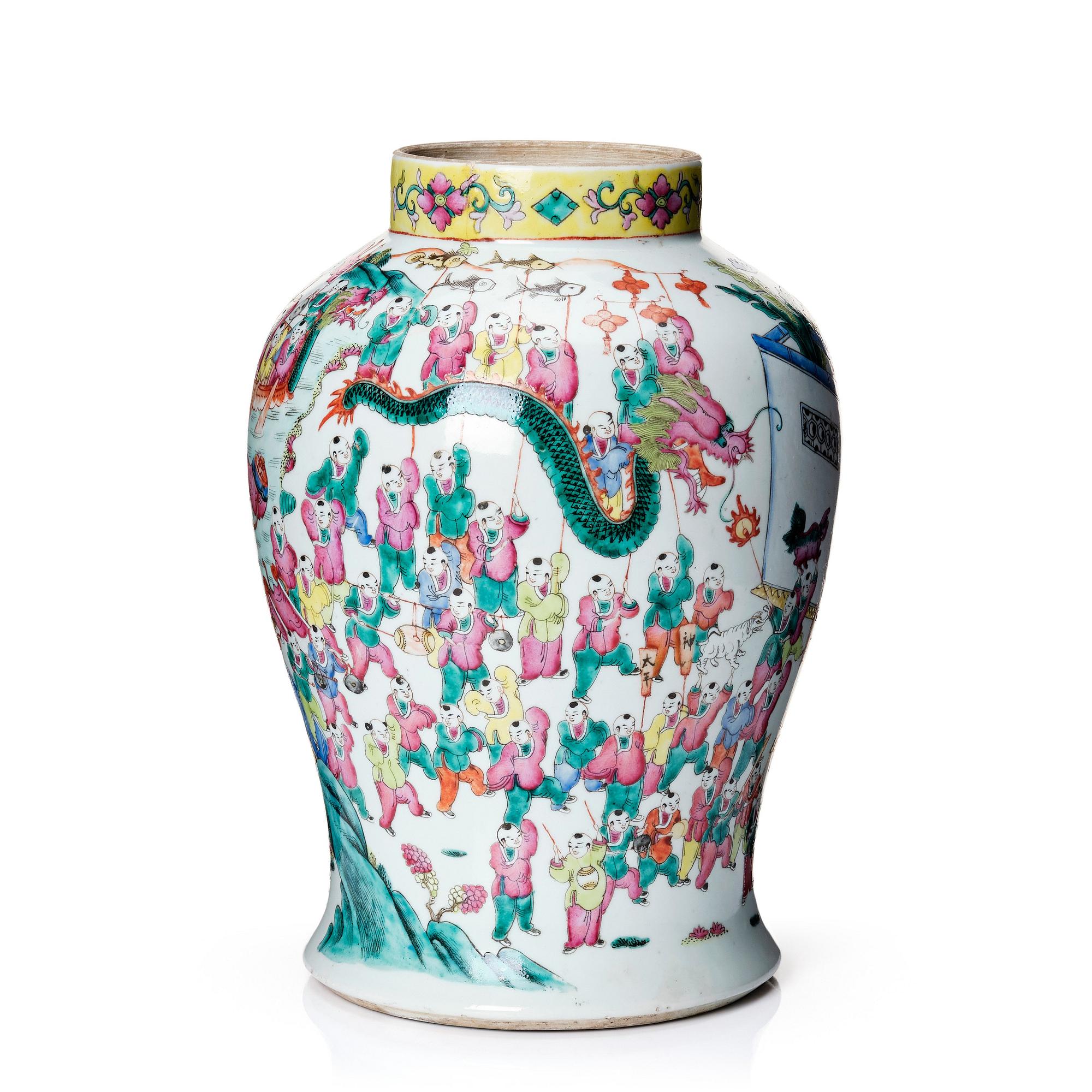 Urna, porslin. Qingdynastin, 1800-tal.