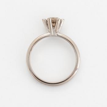 Brown brilliant-cut diamond ring.