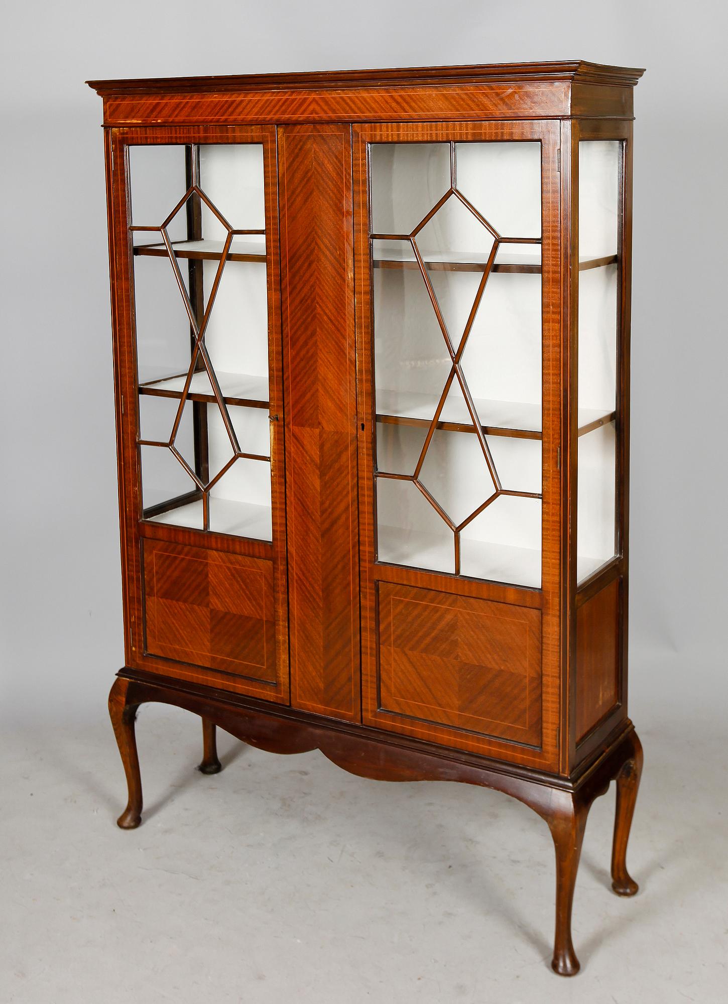 VITRINSKÅP, England, 1900-talets andra hälft.