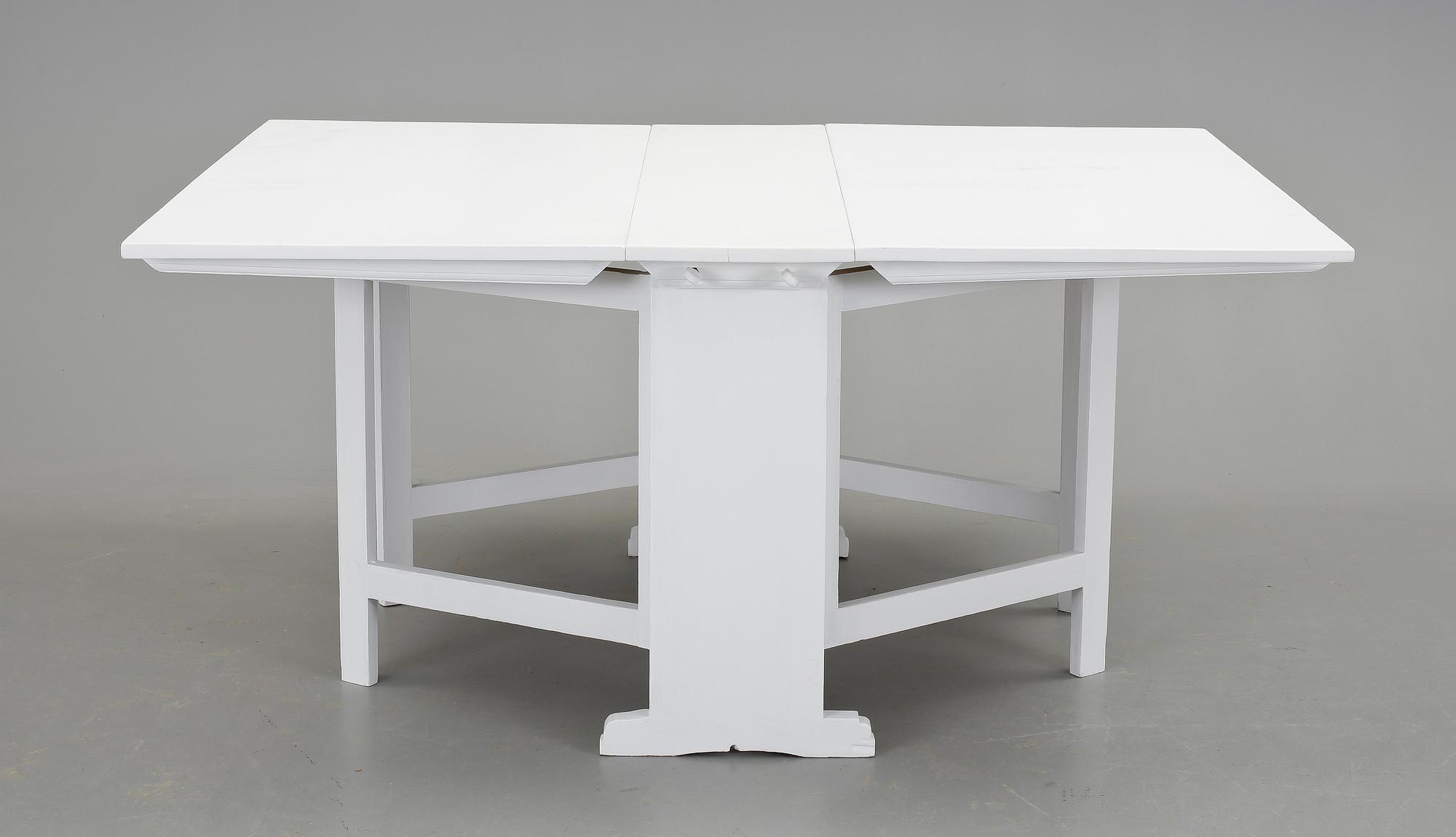 MATBORD, 1800-talets slut. Bestående av slagbord med två utfällbara skivor och två månbord.