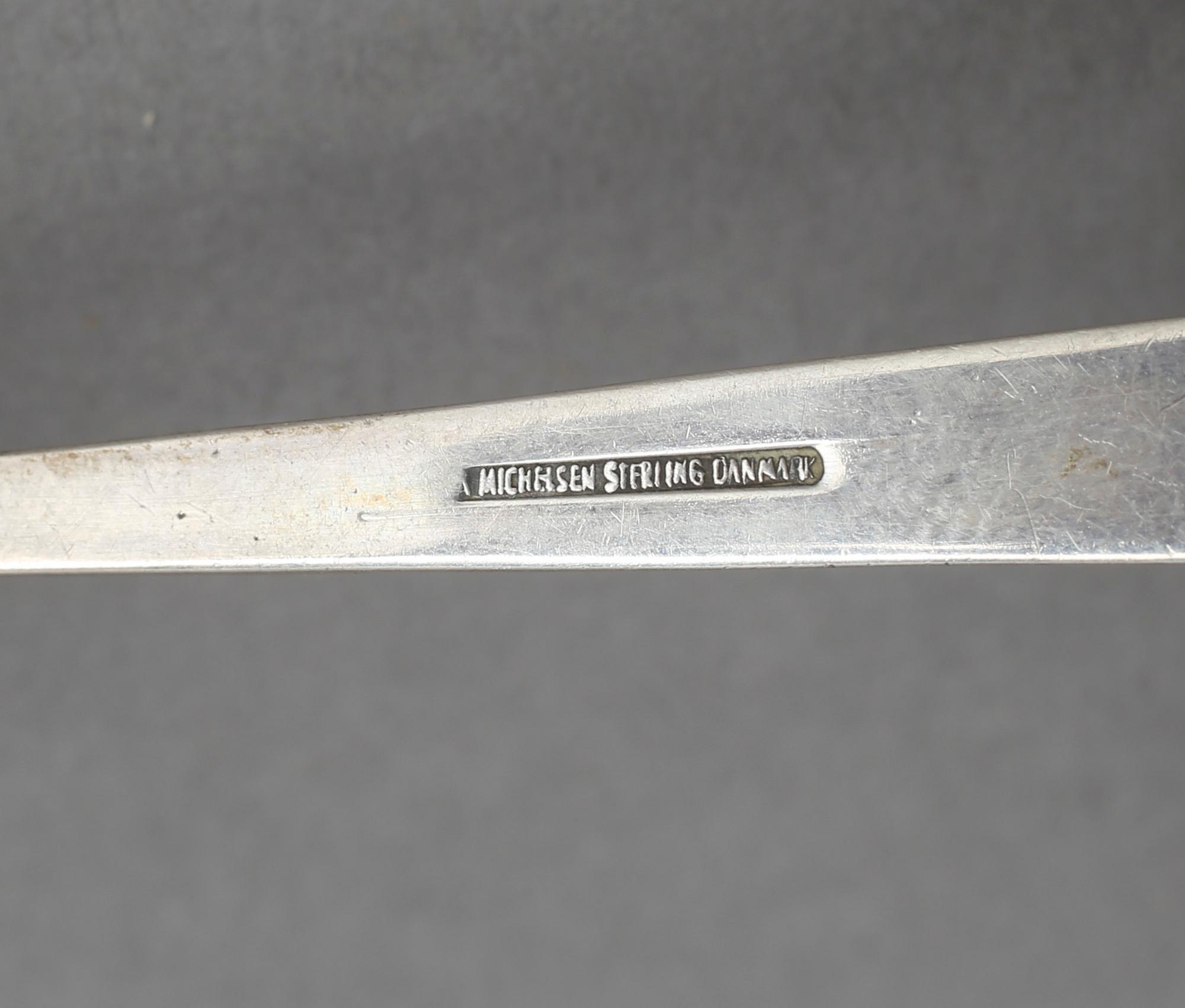SALTKAR, ett par, samt SERVETTRING, sterlingsilver Danmark, bla Harald Nielsen för Georg Jensen. Vikt ca 60g.