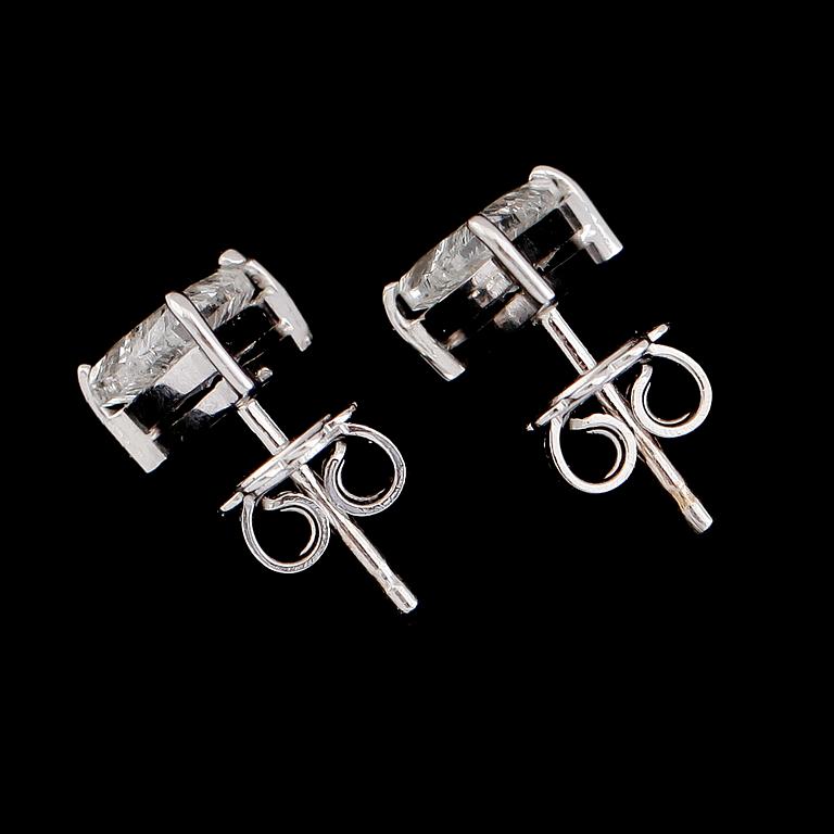 ÖRHÄNGEN, 1 par, 18K vitguld, trilliantslipade diamanter tot ca 2.02 ct.