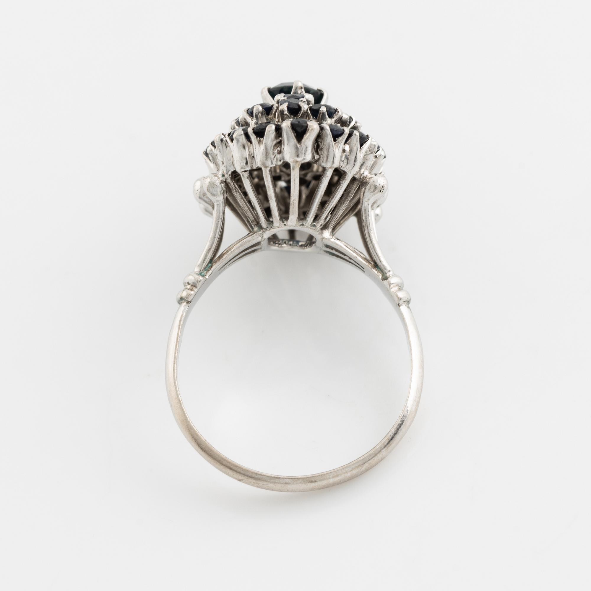An 18K white gold ring set with faceted sapphiers.