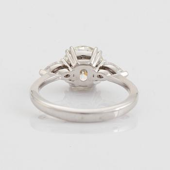 Ring, med  briljantslipad diamant 2,07 ct, medföljande IGI report.