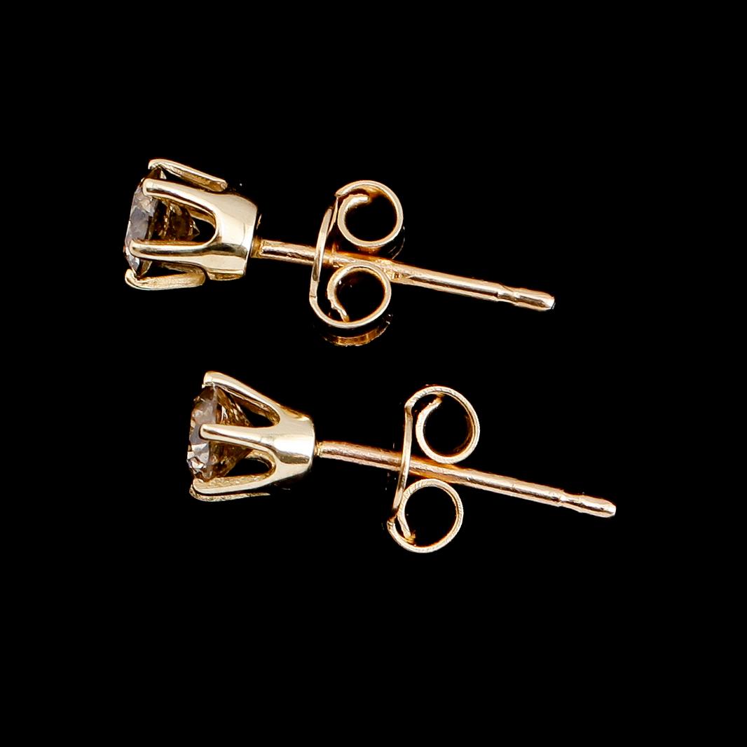 ÖRHÄNGEN, 1 par, 14 k guld, solitära briljantslipade diamanter tot ca 0.57 ct.